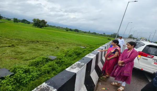 बारिश से प्रभावित फसलों का डीएम-एसपी ने किया निरीक्षण, किसानों का जाना हाल